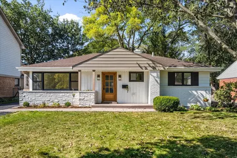 834 Meadowlark Ln, Glenview, IL 60025