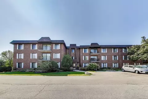 100 Clubhouse Ln #206, Lake Zurich, IL 60047