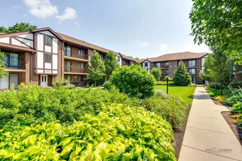 915 N York St N #403, Elmhurst, IL 60126