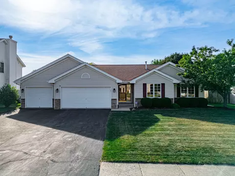 9248 Longfellow Ln, Machesney Park, IL 61115