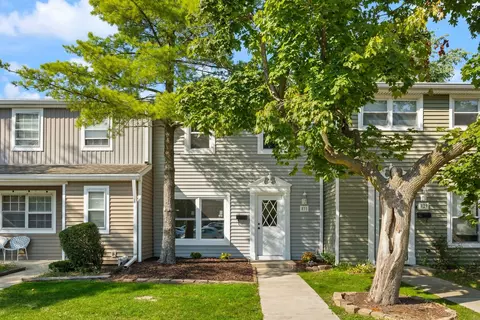 831 Mansfield Ct, Schaumburg, IL 60194