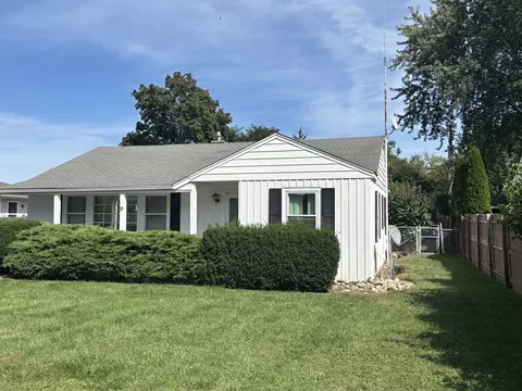 9 S Midland Ave S, Mundelein, IL 60060
