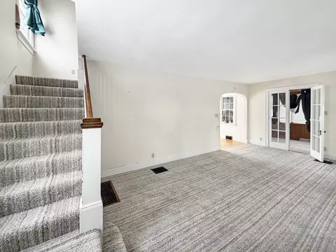 Living - 727 E Garden St, Freeport, IL 61032 photo 2 of 4