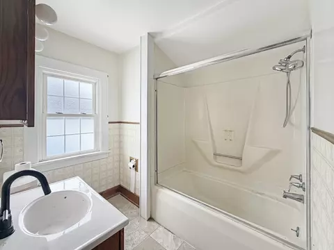 Bath - 727 E Garden St, Freeport, IL 61032 photo 1 of 1