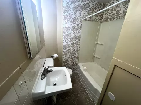 Bath - 242 S Fraser Ave, Kankakee, IL 60901 photo 1 of 1