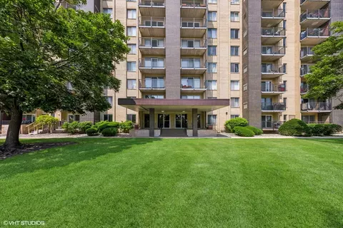 5400 Walnut Ave #214, Downers Grove, IL 60515