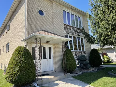 8646 Menard Ave, Burbank, IL 60459
