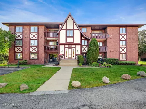 10522 Palos Pl #C, Palos Hills, IL 60465