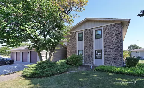 1370 Alpine Ct #A, Hanover Park, IL 60133