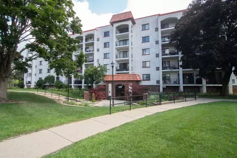 450 Plum Creek Dr #512, Wheeling, IL 60090
