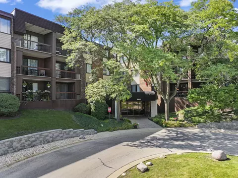 440 Raintree Ct #1M, Glen Ellyn, IL 60137