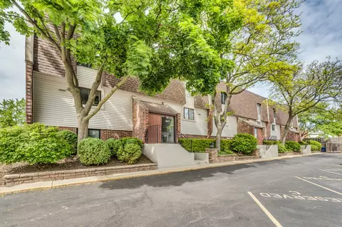 441 Elm St #3A, Deerfield, IL 60015