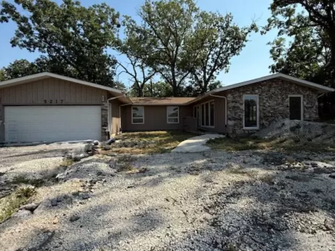 9217 S 88th Ave, Hickory Hills, IL 60457