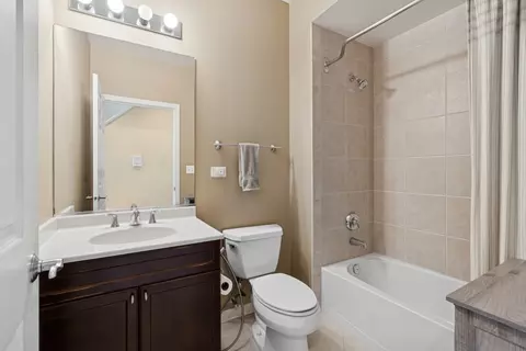 Bath - 743 W 15th St, Chicago, IL 60607 photo 2 of 3