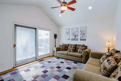 Living - 2009 Dundee Rd, Northbrook, IL 60062 photo 3 of 4