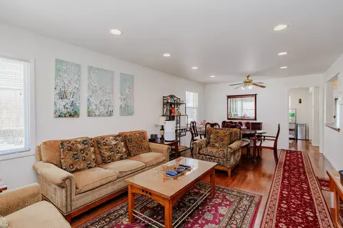Living - 2009 Dundee Rd, Northbrook, IL 60062 photo 2 of 4
