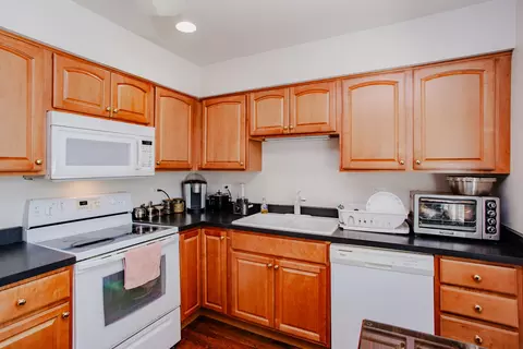 Kitchen - 2009 Dundee Rd, Northbrook, IL 60062 photo 2 of 2