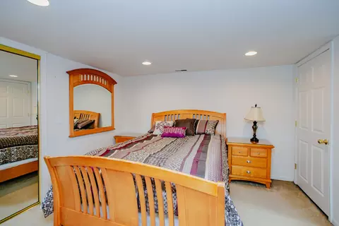Bedroom - 2009 Dundee Rd, Northbrook, IL 60062 photo 7 of 8