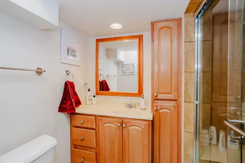 Bath - 2009 Dundee Rd, Northbrook, IL 60062 photo 2 of 2