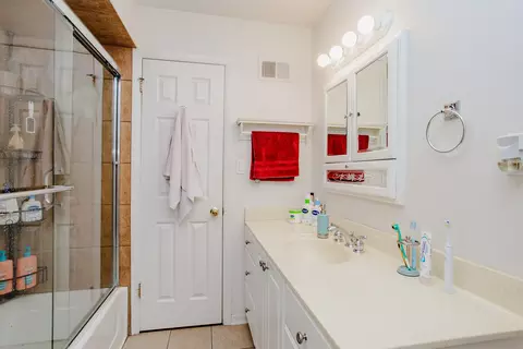 Bath - 2009 Dundee Rd, Northbrook, IL 60062 photo 1 of 2