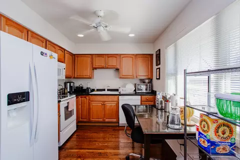 Kitchen - 2009 Dundee Rd, Northbrook, IL 60062 photo 1 of 2
