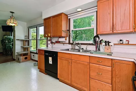 Kitchen - 910 Vera Ln, Wheeling, IL 60090 photo 2 of 2