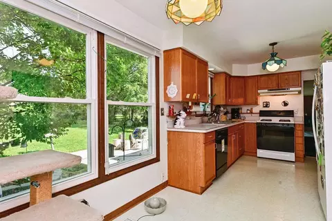 Kitchen - 910 Vera Ln, Wheeling, IL 60090 photo 1 of 2