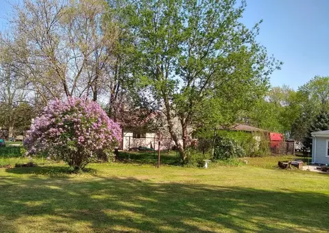Exterior - 910 Vera Ln, Wheeling, IL 60090 photo 9 of 10