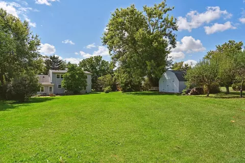 Exterior - 910 Vera Ln, Wheeling, IL 60090 photo 5 of 10