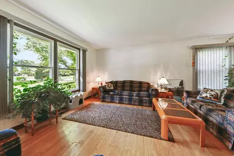 Living - 910 Vera Ln, Wheeling, IL 60090 photo 1 of 1