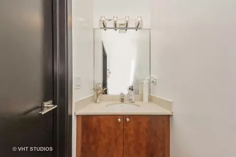 Bath - 834 E 45th St, Chicago, IL 60653 photo 4 of 5
