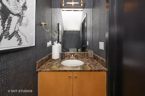 Bath - 834 E 45th St, Chicago, IL 60653 photo 5 of 5