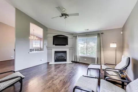 933 Parkhill Cir, Aurora, IL 60502 photo 2