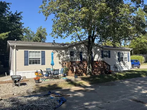 41 Coachman Dr, Monticello, IL 61856
