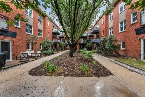 6431 N Damen Ave #2E, Chicago, IL 60645