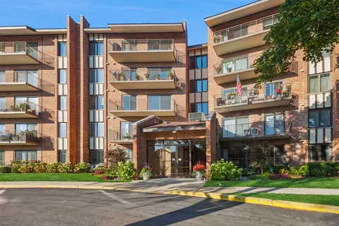 701 Lake Hinsdale Dr #309, Willowbrook, IL 60527