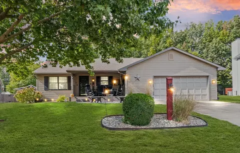 1214 E Center St, Monticello, IL 61856