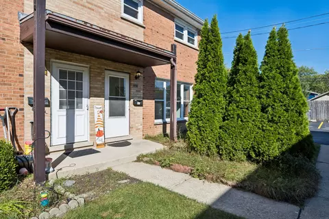 221 Linn Ct #D, North Aurora, IL 60542