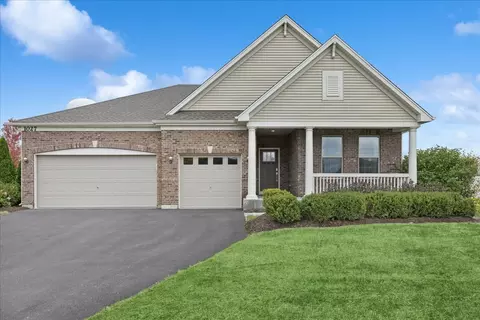 1027 Mayhaw Dr, Crystal Lake, IL 60012