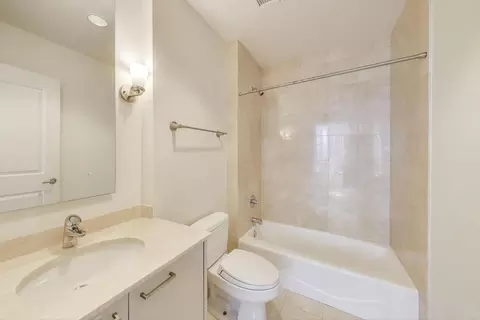 Bath - 10 E Delaware Pl #18D, Chicago, IL 60611 photo 4 of 6
