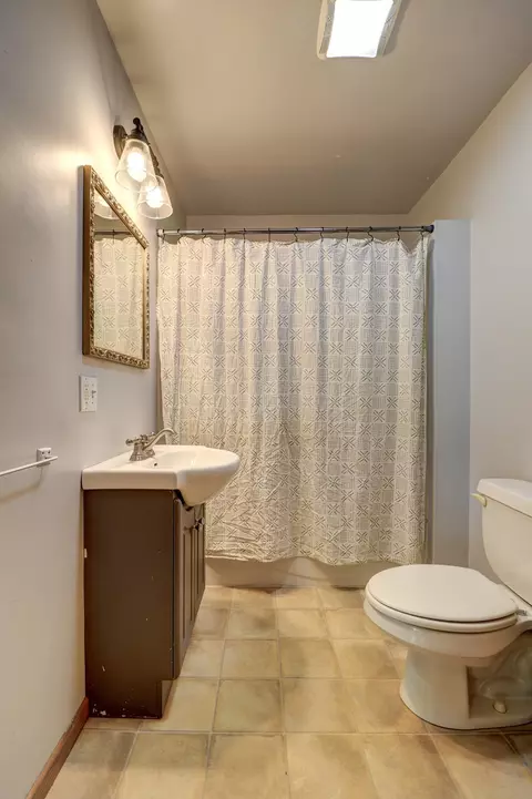 Bath - 13912 Lincoln Rd, Morrison, IL 61270 photo 2 of 2