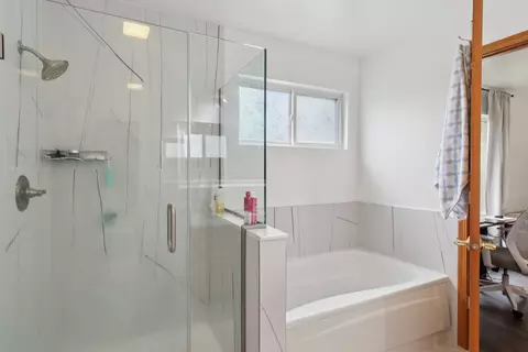 Bath - 13737 S Tamarack Dr, Plainfield, IL 60544 photo 2 of 3