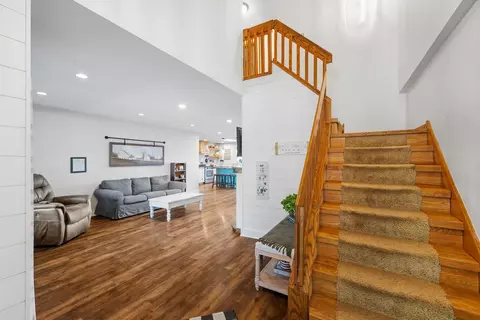 Entry Way - 560 E 7th St, Lockport, IL 60441 photo 2 of 2
