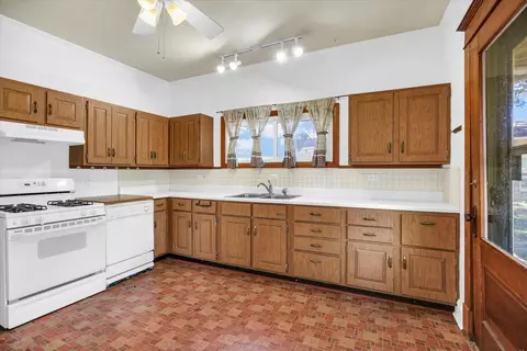 Kitchen - 206 E Illinois St, Mansfield, IL 61854 photo 2 of 4