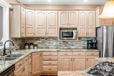 Kitchen - 1902 Quail Run Cc Ct, Normal, IL 61761 photo 4 of 8
