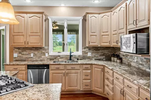 Kitchen - 1902 Quail Run Cc Ct, Normal, IL 61761 photo 6 of 8