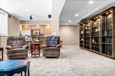 Living - 1902 Quail Run Cc Ct, Normal, IL 61761 photo 9 of 10
