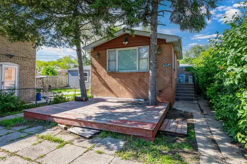 3924 W Greenleaf Ave, Lincolnwood, IL 60712