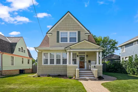 638 N Spring St, Elgin, IL 60120