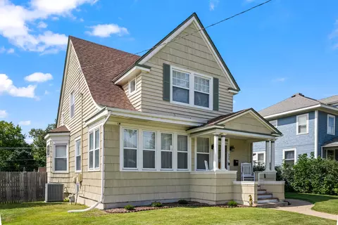 638 N Spring St, Elgin, IL 60120 photo 2